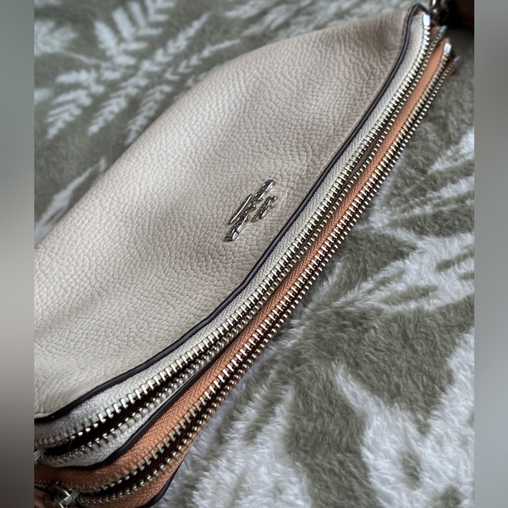 Coach White Pebbled Leather Wristlet with Coral Tag - Picture 10 of 13